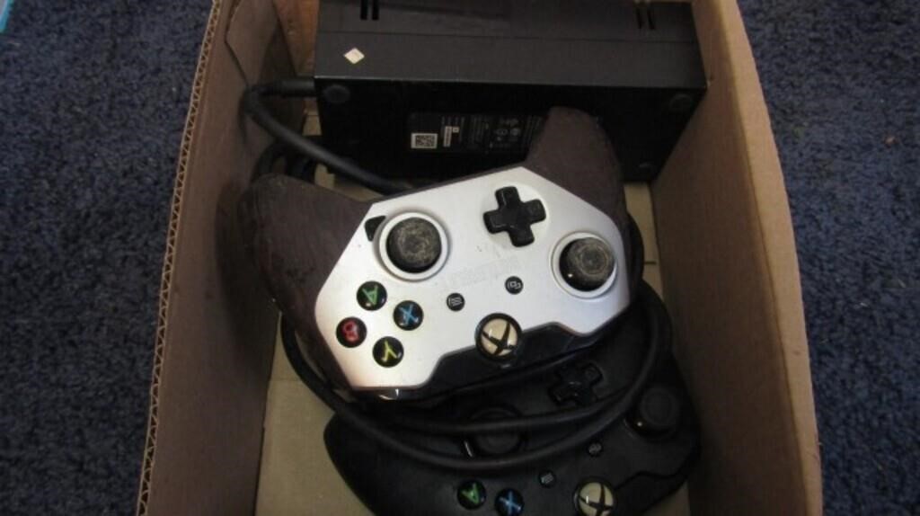 XBOX CONTROLLERS & POWER SUPPLY