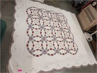 Beautiful 96x108 double wedding ring quilt