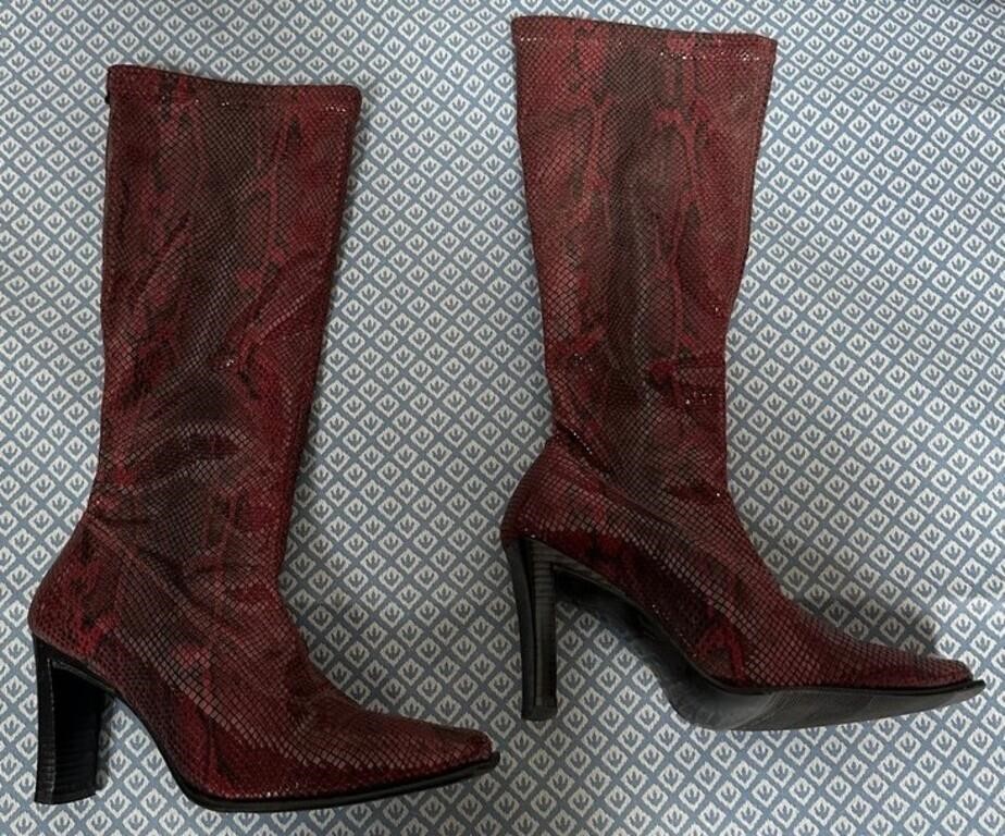 332 - PAIR OF WOMEN'S BOOTS SIZE 38)