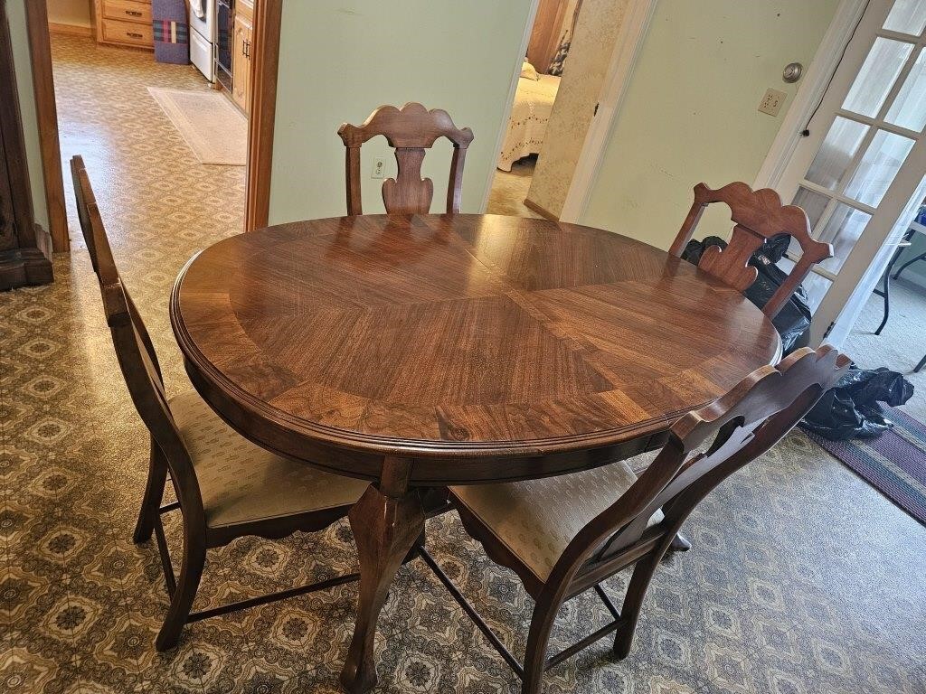 Dining Room Table w/ 4 Padded Chairs