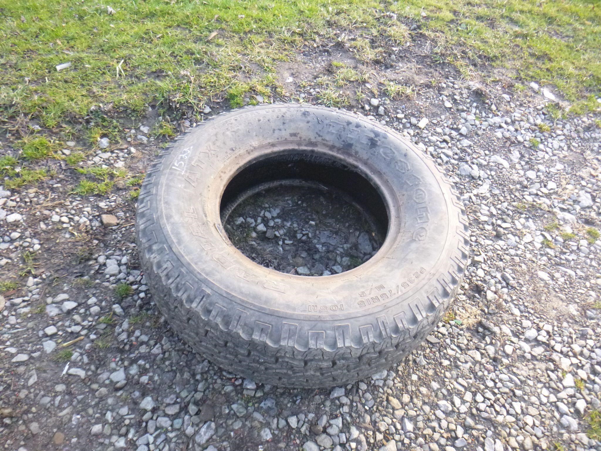 (1) Firestone P235/75R15 Tire