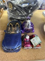 2 VW ornaments, bmw car and snoopy toy car