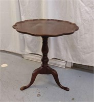 SCALLOPED ACCENT TABLE