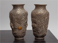 The vase body carved with dragons chasing flamings