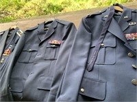 Military USAF men’s uniforms w/ pins, medals