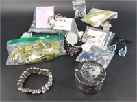 Large lot of fashion jewelry: Brooches, necklaces,