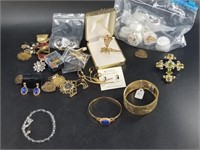 Large lot of fashion jewelry: Brooches, necklaces,