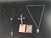 Lot with religious items including a Crucifix, Ros