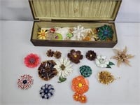 Assorted brooches/pins/earrings