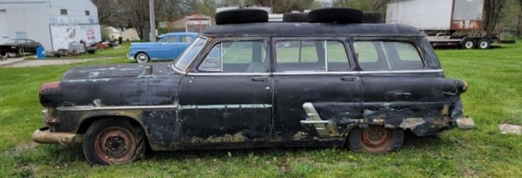 1953 Ford Country sedan. Has title.