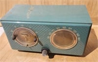 General Electric vintage radio, cracked cabinet