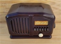 Truetone Model D1011 plastic tabletop radio, 1939