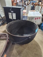 Cast iron cauldron pot footed 24x14