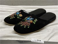 Vintage Size 8 Peacock Chinese Shoes