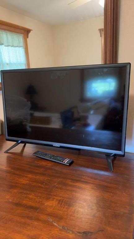 Vizio 24 inch flatscreen TV, with the remote