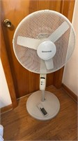Honeywell floor fan, with the remote control,