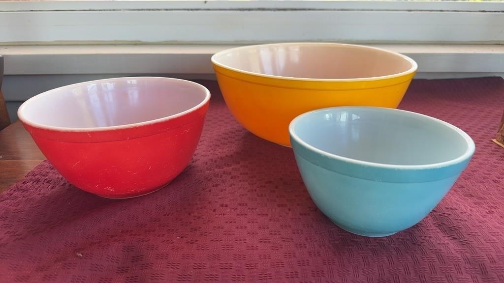 Three graduated size Pyrex mixing bowls, lemon