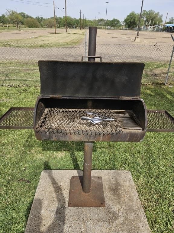 Outdoor Charcoal Grill with closing lid