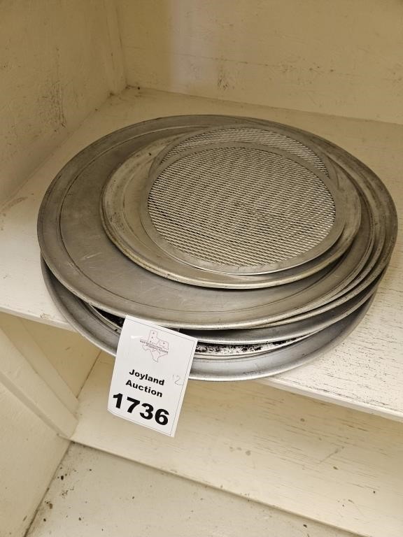 12 Various Sized Pizza Pans