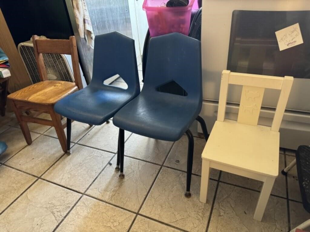Childs Table with 4 Chairs