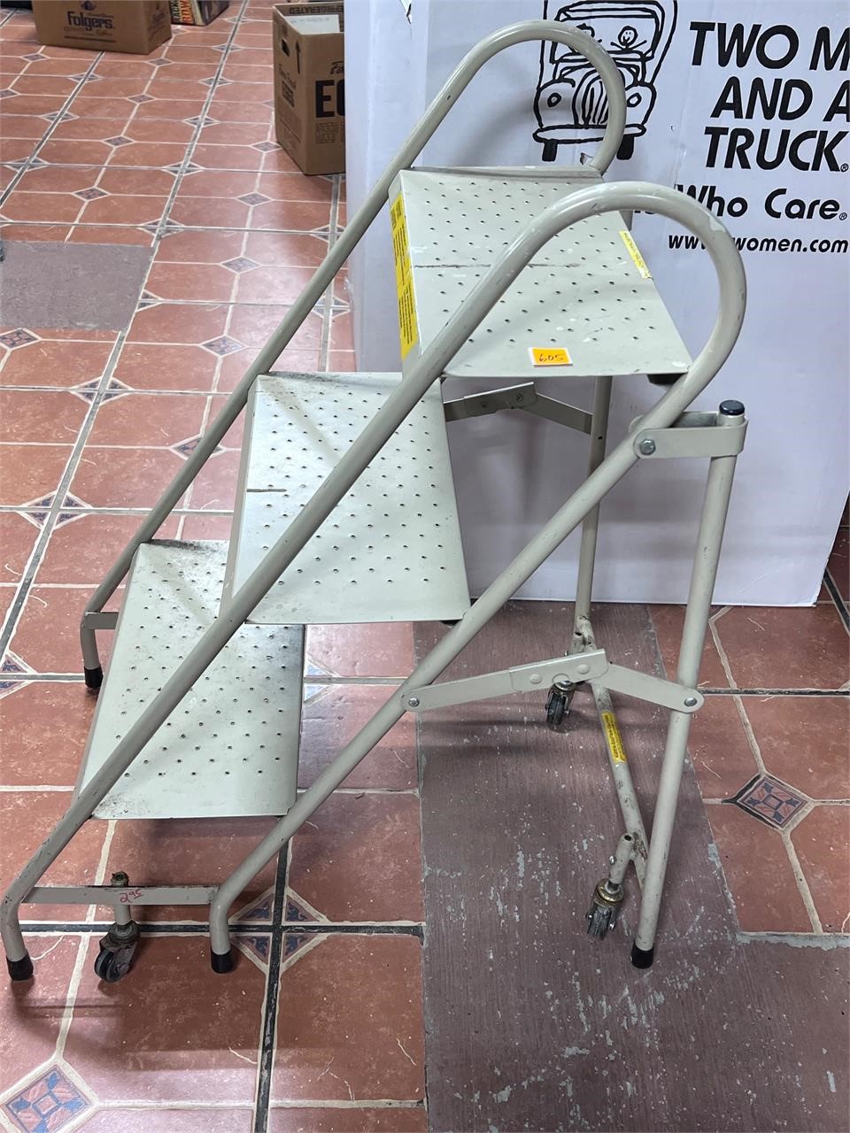 Metal 3step Ladder w/wheels