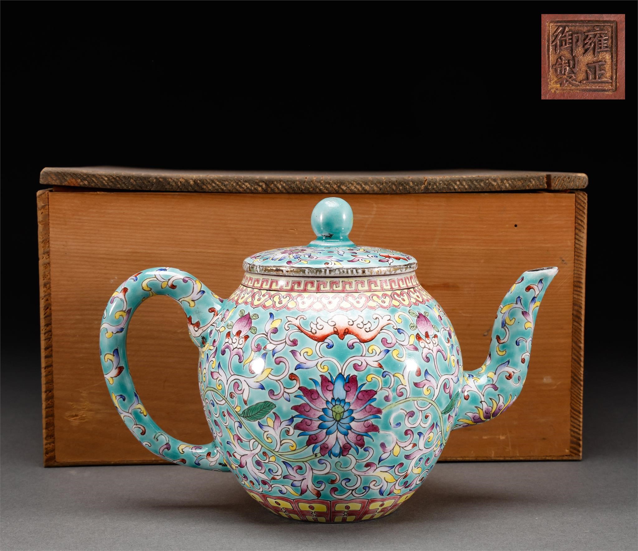 Purple sand flower pattern pot in Qing Dynasty