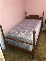 Twin bed with Serta mattress complete