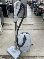 Kenmore Vacuum Cleaner (powers on)