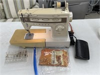 Vintage Singer Sewing Machine (powers on)