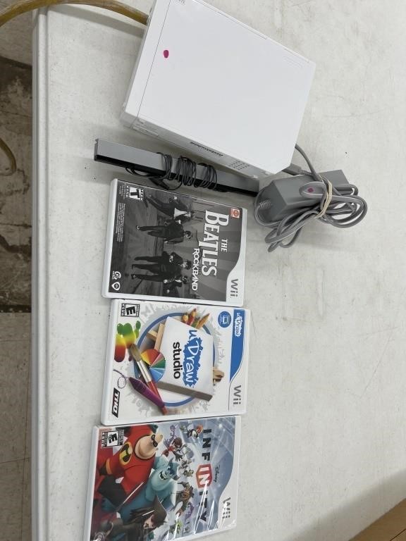Wii w/ 3 Games (powers on)