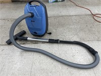 Miele Classic C1 Vacuum Cleaner (powers on)