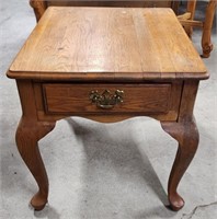 Vntg End Table w/drawer.