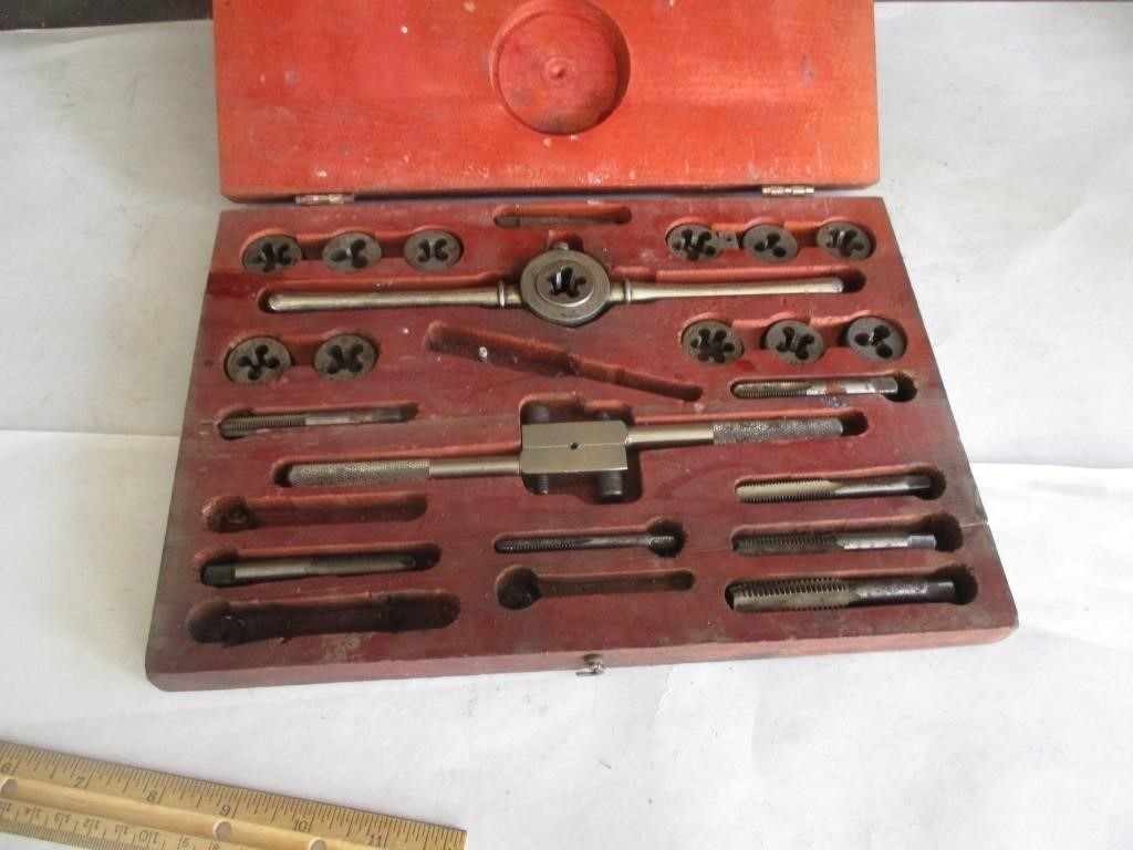 Tap and Die set Dunlop in wooden box