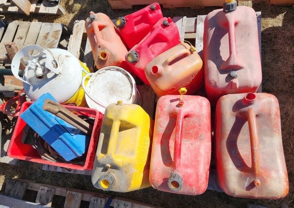 Bundle of jerry cans, propane