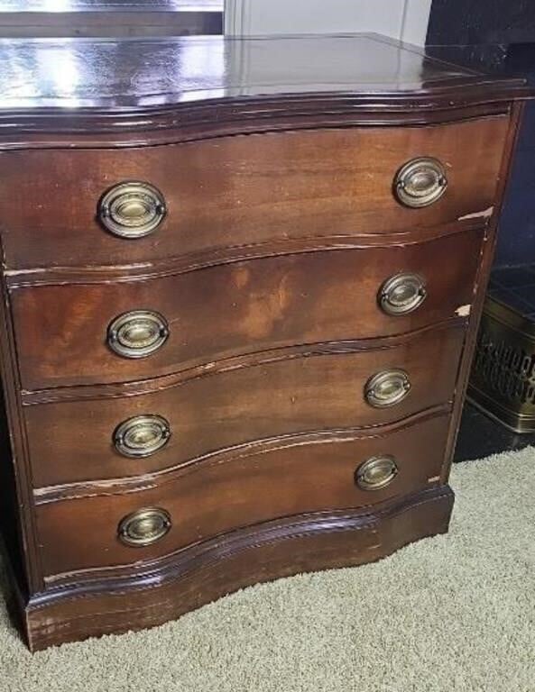 Vintage 4 drawer Chest approx size is 28 x 17 x
