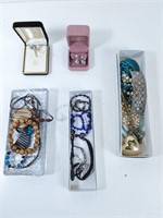 GUC Assorted Pieces of Accessories/Jewelry w/ Box
