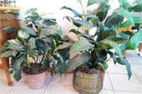 L - LOT OF 2 FAUX PLANTS IN POTS (D7)