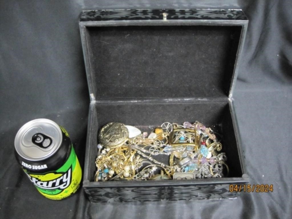 Vtg Lot Of Jewelry In Art Deco Chest
