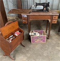 Vintage Singer Sewing Machine & Cabinet
