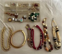 K - MIXED LOT OF COSTUME JEWELRY (M8)