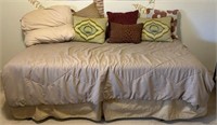 K - DAY BED W/ LINENS & PILLOWS (R1)