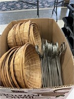 20 Metal Hangers & 20 Wicker Baskets