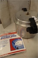PRESSURE COOKER AND SEALING RING