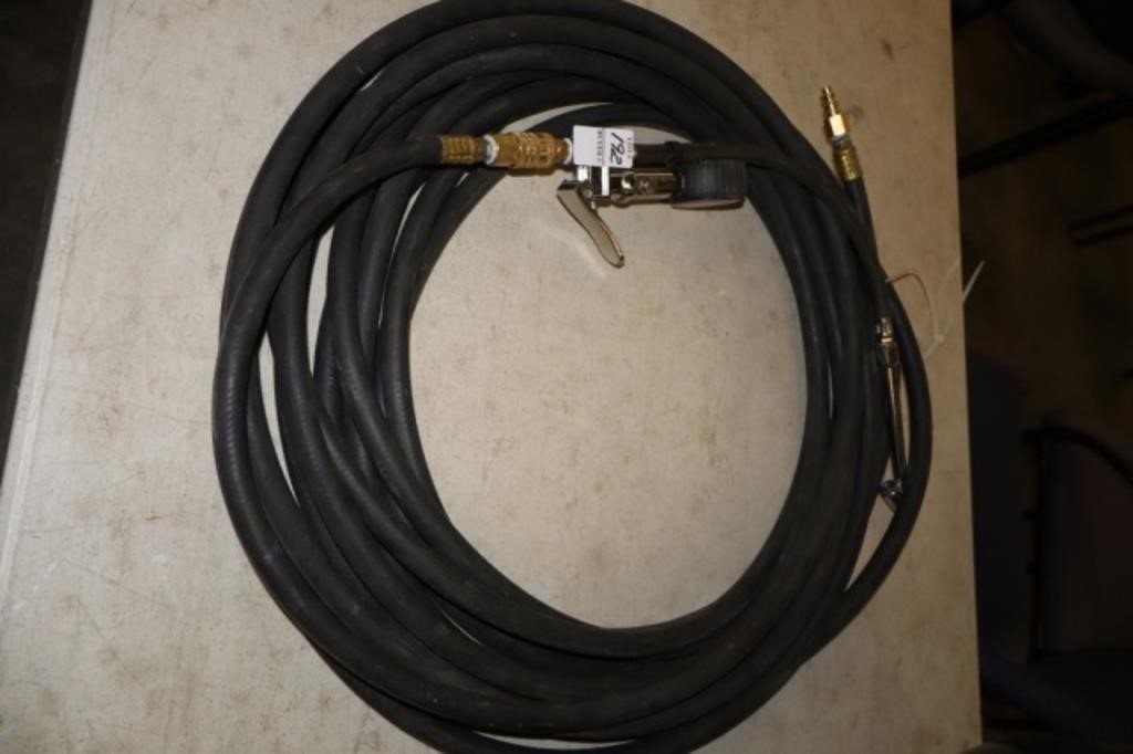AIR HOSE WITH A TIRE CHUCK AND PRESSURE GUAGE