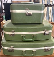 Early suitcase set in green