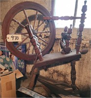 Antique Spinning Wheel (looks like it's all here)