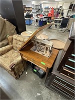 SINGER SEWING MACHINE W TABLE