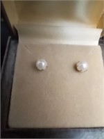 14k gold Pearl earrings