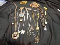 Mixed lot of jewelry that is mostly costume with