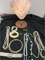 Beautiful stand of freshwater pearls with 6 faux